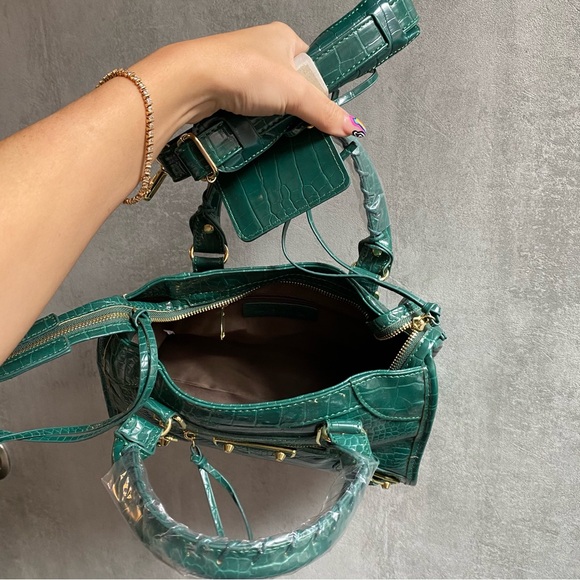 NWT EMBOSSED LEATHER GREEN GOLD HANDBAG PURSE - Picture 4 of 10